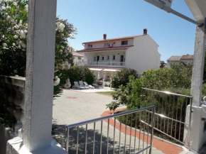 Ferien Haus mit Bestway-Pool,Parking,Garten ,Grill,3 Terrassen